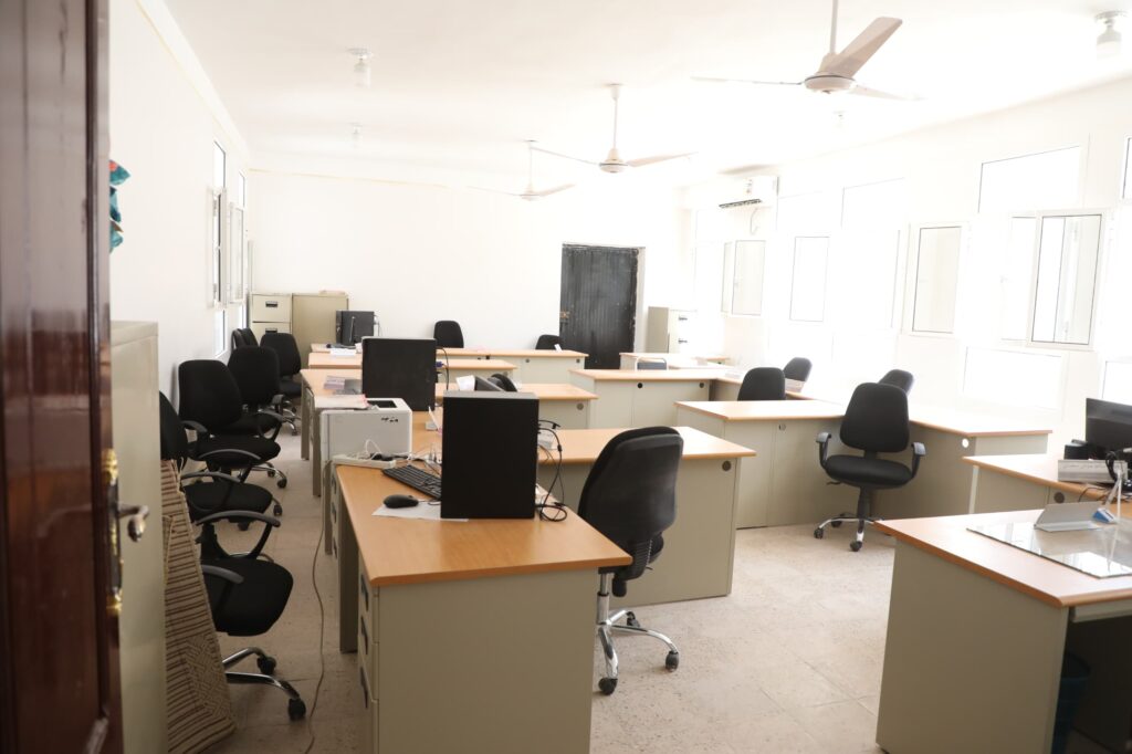 محافظ حضرموت يفتتح المبنى الجديد لإدارة تربية مديرية سيئون محافظ حضرموت يفتتح المبنى الجديد لإدارة تربية مديرية سيئون
