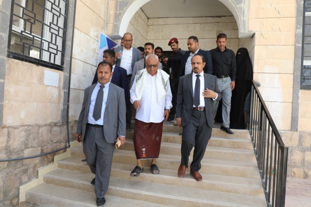 محافظ حضرموت يفتتح المبنى الجديد لإدارة تربية مديرية سيئون محافظ حضرموت يفتتح المبنى الجديد لإدارة تربية مديرية سيئون
