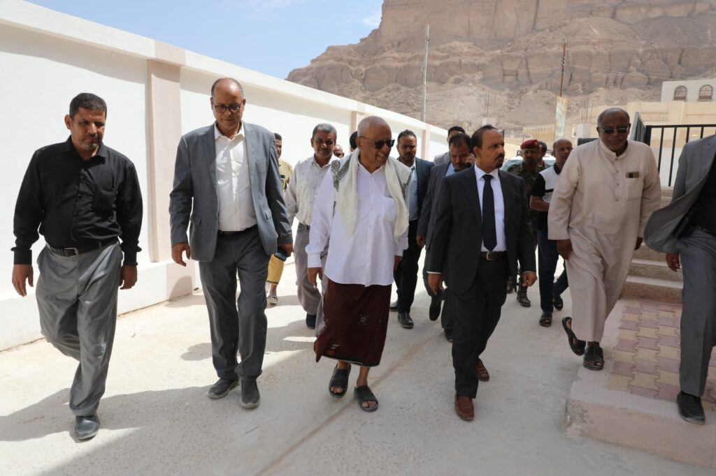 محافظ حضرموت يفتتح المبنى الجديد لإدارة تربية مديرية سيئون محافظ حضرموت يفتتح المبنى الجديد لإدارة تربية مديرية سيئون