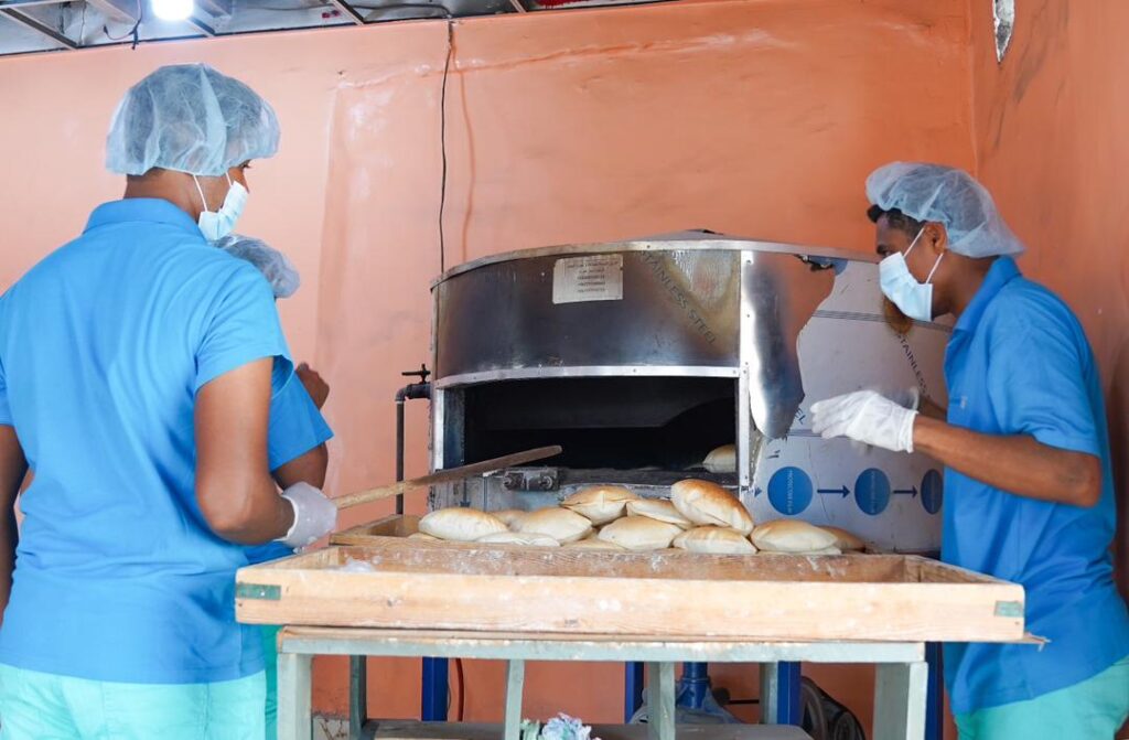 عضو مجلس القيادة الرئاسي البحسني يدشّن مشروع المخابز الخيرية بالمكلا عضو مجلس القيادة الرئاسي البحسني يدشّن مشروع المخابز الخيرية بالمكلا