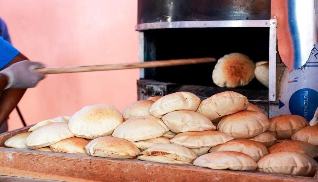عضو مجلس القيادة الرئاسي البحسني يدشّن مشروع المخابز الخيرية بالمكلا عضو مجلس القيادة الرئاسي البحسني يدشّن مشروع المخابز الخيرية بالمكلا