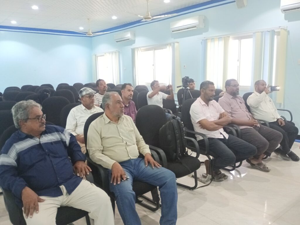 كلية العلوم البيئية والأحياء البحرية بجامعة حضرموت تعقد مؤتمرًا صحفيًّا عن ظاهرة نفوق الروبيان بساحل منطقة شحير كلية العلوم البيئية والأحياء البحرية بجامعة حضرموت تعقد مؤتمرًا صحفيًّا عن ظاهرة نفوق الروبيان بساحل منطقة شحير