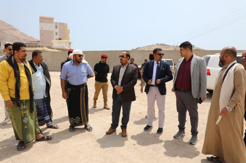 المحافظ بن ماضي يتفقّد استكمال أعمال التعشيب والإنارة بمنشأتي ناديي الشعب والتضامن المحافظ بن ماضي يتفقّد استكمال أعمال التعشيب والإنارة بمنشأتي ناديي الشعب والتضامن