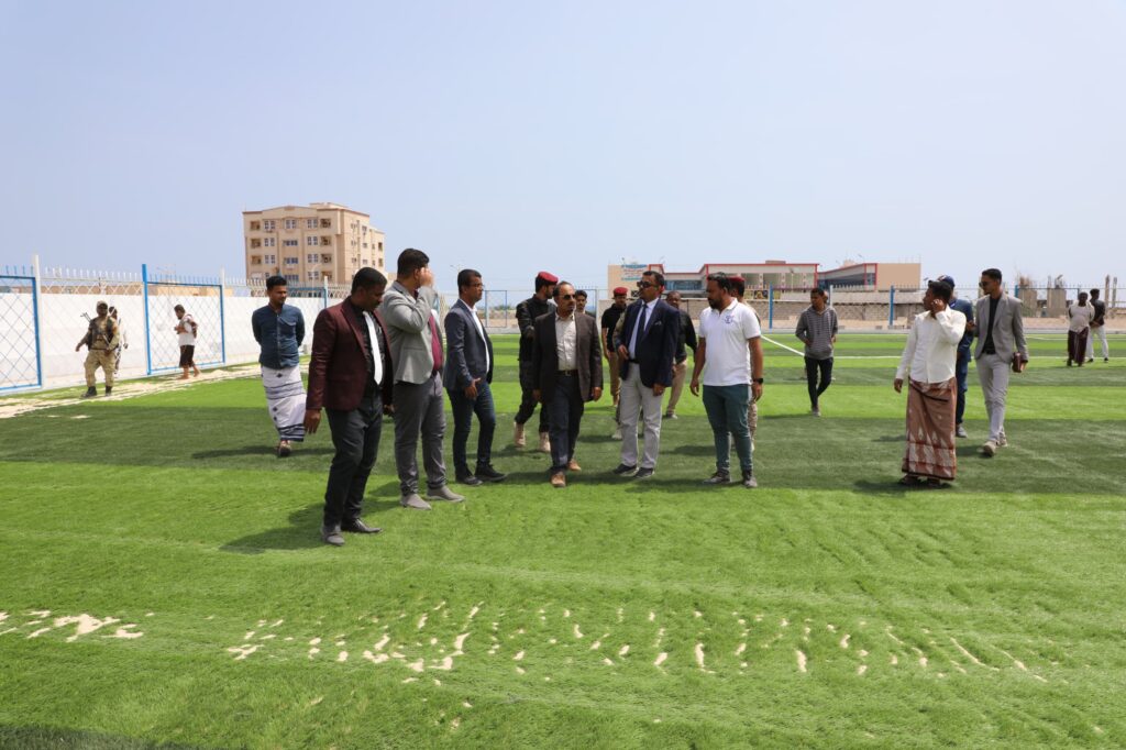 المحافظ بن ماضي يتفقّد استكمال أعمال التعشيب والإنارة بمنشأتي ناديي الشعب والتضامن المحافظ بن ماضي يتفقّد استكمال أعمال التعشيب والإنارة بمنشأتي ناديي الشعب والتضامن