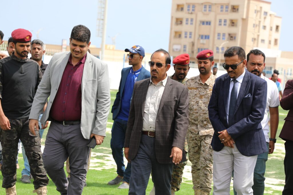 المحافظ بن ماضي يتفقّد استكمال أعمال التعشيب والإنارة بمنشأتي ناديي الشعب والتضامن المحافظ بن ماضي يتفقّد استكمال أعمال التعشيب والإنارة بمنشأتي ناديي الشعب والتضامن