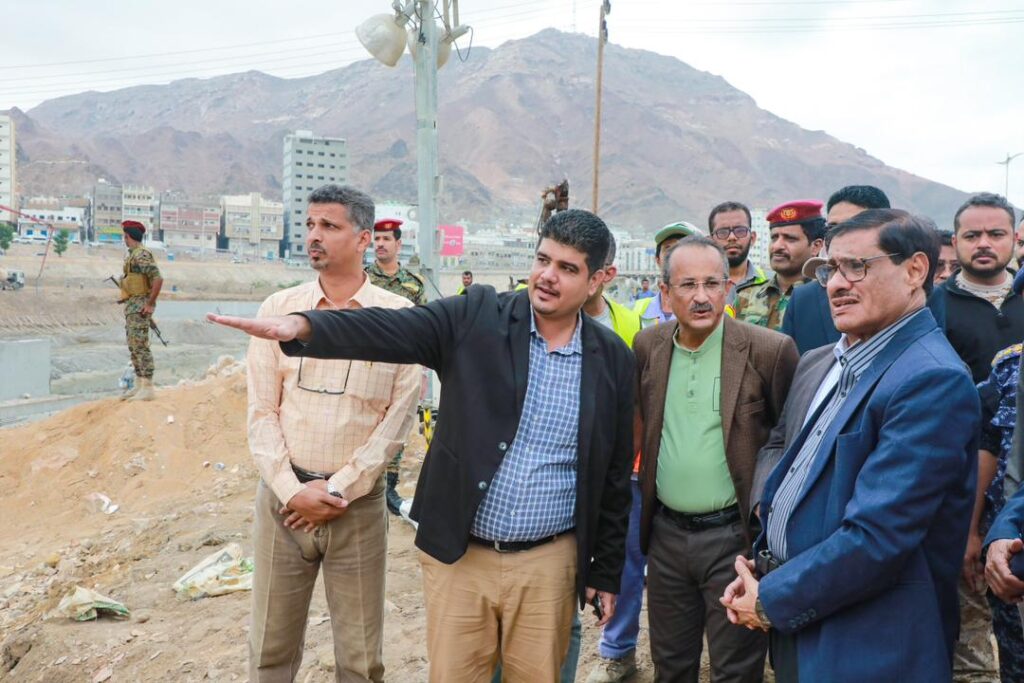 البحسني يطلع على سير الأعمال الجارية في مشروع المرحلة الثانية لخور المكلا ويوجه بوضع حجر أساس لحديقة عامة البحسني يطلع على سير الأعمال الجارية في مشروع المرحلة الثانية لخور المكلا ويوجه بوضع حجر أساس لحديقة عامة