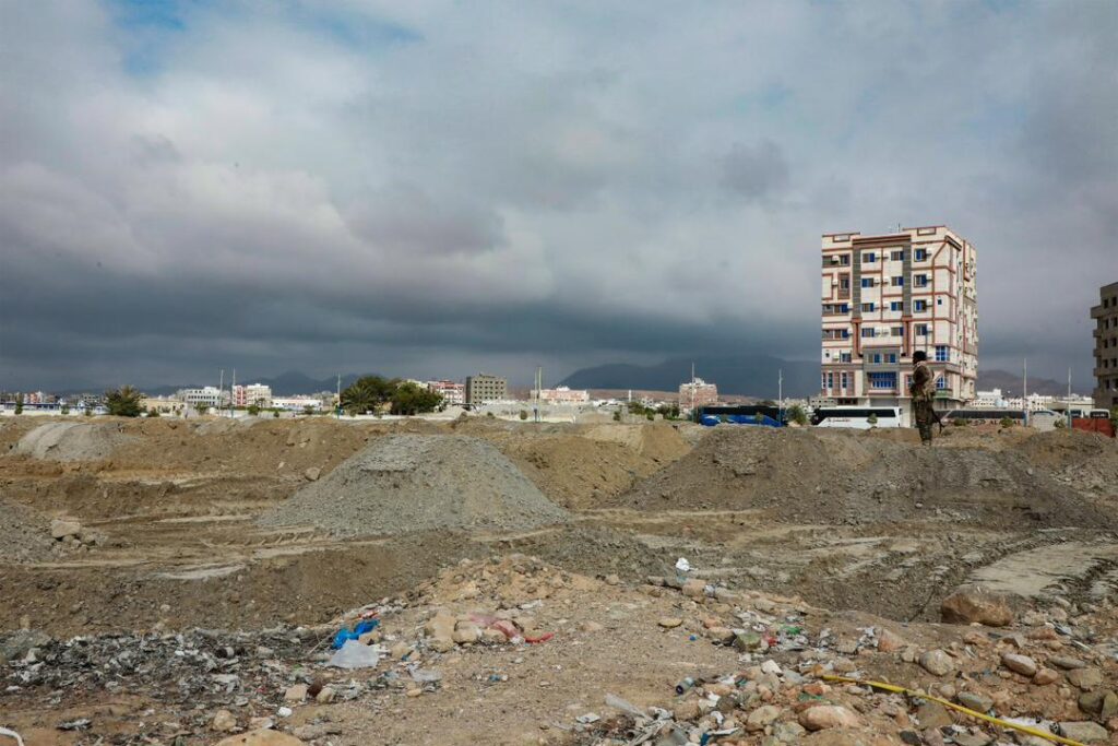 البحسني يطلع على سير الأعمال الجارية في مشروع المرحلة الثانية لخور المكلا ويوجه بوضع حجر أساس لحديقة عامة البحسني يطلع على سير الأعمال الجارية في مشروع المرحلة الثانية لخور المكلا ويوجه بوضع حجر أساس لحديقة عامة