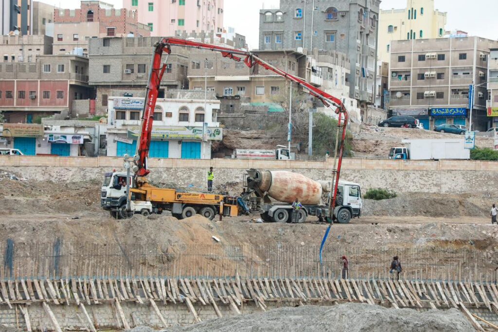 البحسني يطلع على سير الأعمال الجارية في مشروع المرحلة الثانية لخور المكلا ويوجه بوضع حجر أساس لحديقة عامة البحسني يطلع على سير الأعمال الجارية في مشروع المرحلة الثانية لخور المكلا ويوجه بوضع حجر أساس لحديقة عامة