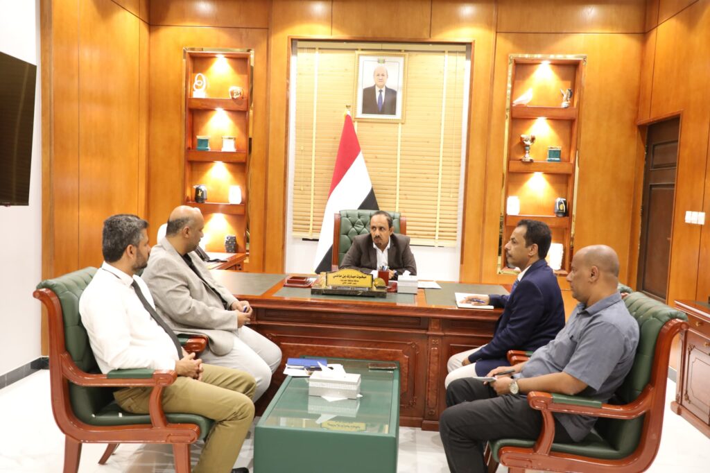 المحافظ بن ماضي يبحث مع وكيل وزارة الزراعة والثروة السمكية آلية تنظيم اصطياد الاسماك وتسويقها وجاهزية المنشآت السمكية المحافظ بن ماضي يبحث مع وكيل وزارة الزراعة والثروة السمكية آلية تنظيم اصطياد الاسماك وتسويقها وجاهزية المنشآت السمكية