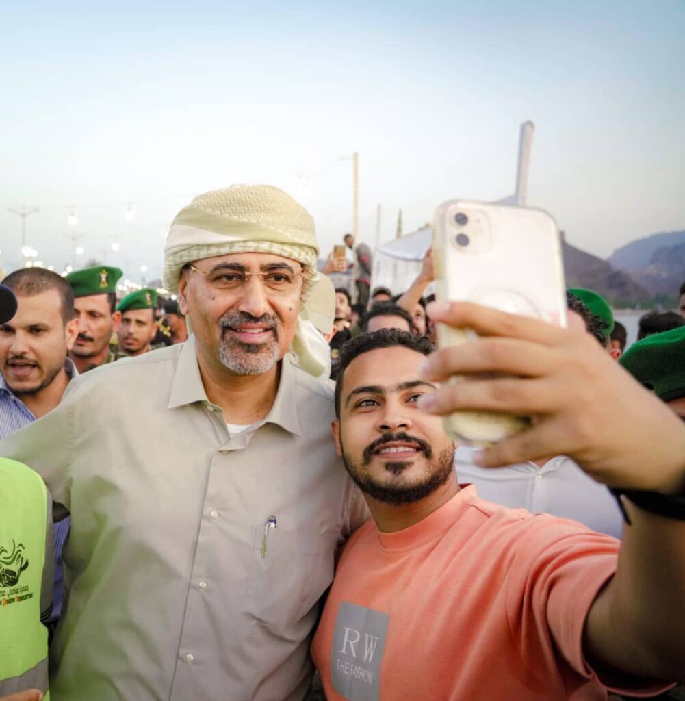 الرئيس الزُبيدي يزور الإفطار السنوي السابع للمجلس العزابي بالعاصمة عدن الرئيس الزُبيدي يزور الإفطار السنوي السابع للمجلس العزابي بالعاصمة عدن