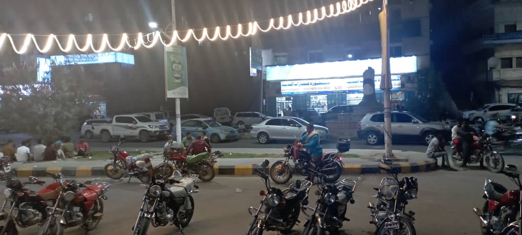 المقاهي الشعبية الرمضانية في مدينة المكلا عاصمة حضرموت سمر حتى ساعات الفجر الأولى عاداتنا وتراثنا في رمضان على حنات الملاعق في الفنجانين المقاهي الشعبية الرمضانية في مدينة المكلا عاصمة حضرموت سمر حتى ساعات الفجر الأولى عاداتنا وتراثنا في رمضان على حنات الملاعق في الفنجانين