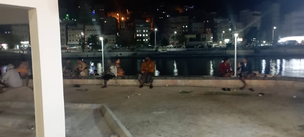 المقاهي الشعبية الرمضانية في مدينة المكلا عاصمة حضرموت سمر حتى ساعات الفجر الأولى عاداتنا وتراثنا في رمضان على حنات الملاعق في الفنجانين المقاهي الشعبية الرمضانية في مدينة المكلا عاصمة حضرموت سمر حتى ساعات الفجر الأولى عاداتنا وتراثنا في رمضان على حنات الملاعق في الفنجانين