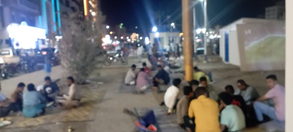 المقاهي الشعبية الرمضانية في مدينة المكلا عاصمة حضرموت سمر حتى ساعات الفجر الأولى عاداتنا وتراثنا في رمضان على حنات الملاعق في الفنجانين المقاهي الشعبية الرمضانية في مدينة المكلا عاصمة حضرموت سمر حتى ساعات الفجر الأولى عاداتنا وتراثنا في رمضان على حنات الملاعق في الفنجانين