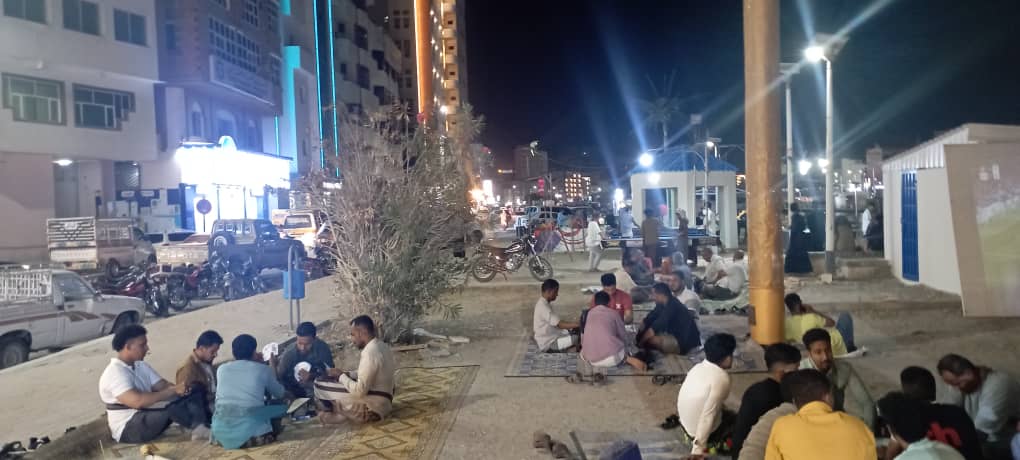 المقاهي الشعبية الرمضانية في مدينة المكلا عاصمة حضرموت سمر حتى ساعات الفجر الأولى عاداتنا وتراثنا في رمضان على حنات الملاعق في الفنجانين المقاهي الشعبية الرمضانية في مدينة المكلا عاصمة حضرموت سمر حتى ساعات الفجر الأولى عاداتنا وتراثنا في رمضان على حنات الملاعق في الفنجانين