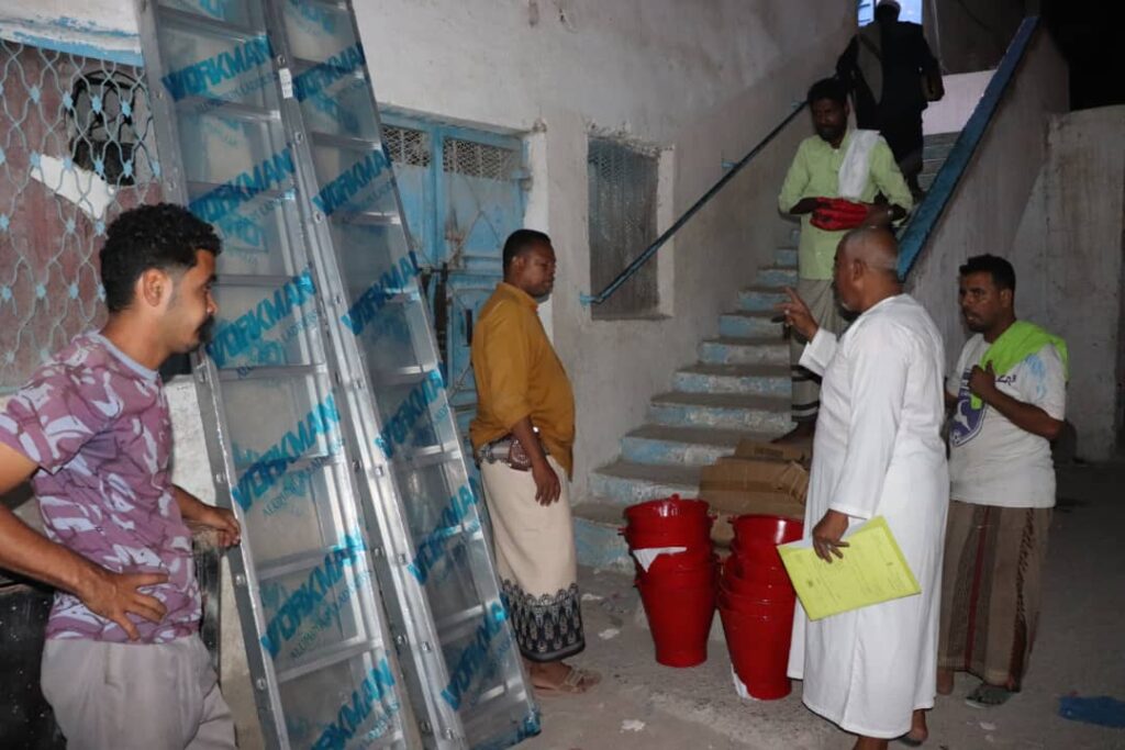 توزيع معدات إطفاء في احياء مديرية المكلا ضمن مبادرة لجنة السلامة المجتمعية توزيع معدات إطفاء في احياء مديرية المكلا ضمن مبادرة لجنة السلامة المجتمعية