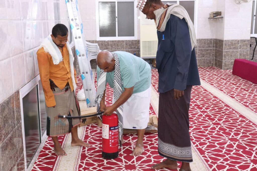 توزيع معدات إطفاء في احياء مديرية المكلا ضمن مبادرة لجنة السلامة المجتمعية توزيع معدات إطفاء في احياء مديرية المكلا ضمن مبادرة لجنة السلامة المجتمعية