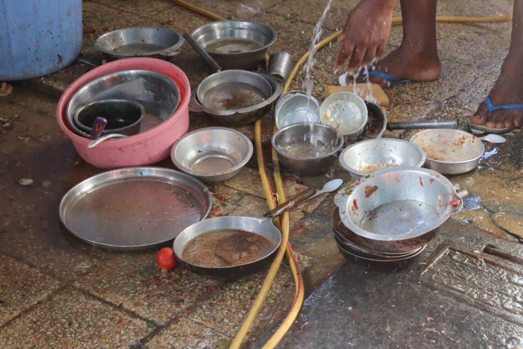 الإصحاح البيئي بساحل حضرموت يضبط عدد اربعة مطاعم و عدد أربعة صوالين بمدينة المكلا "شاهد الصور" الإصحاح البيئي بساحل حضرموت يضبط عدد اربعة مطاعم و عدد أربعة صوالين بمدينة المكلا "شاهد الصور"