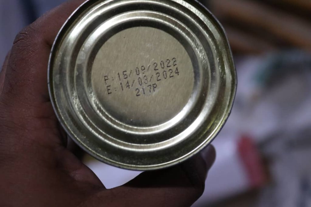 الإصحاح البيئي بساحل حضرموت يضبط عدد اربعة مطاعم و عدد أربعة صوالين بمدينة المكلا "شاهد الصور" الإصحاح البيئي بساحل حضرموت يضبط عدد اربعة مطاعم و عدد أربعة صوالين بمدينة المكلا "شاهد الصور"