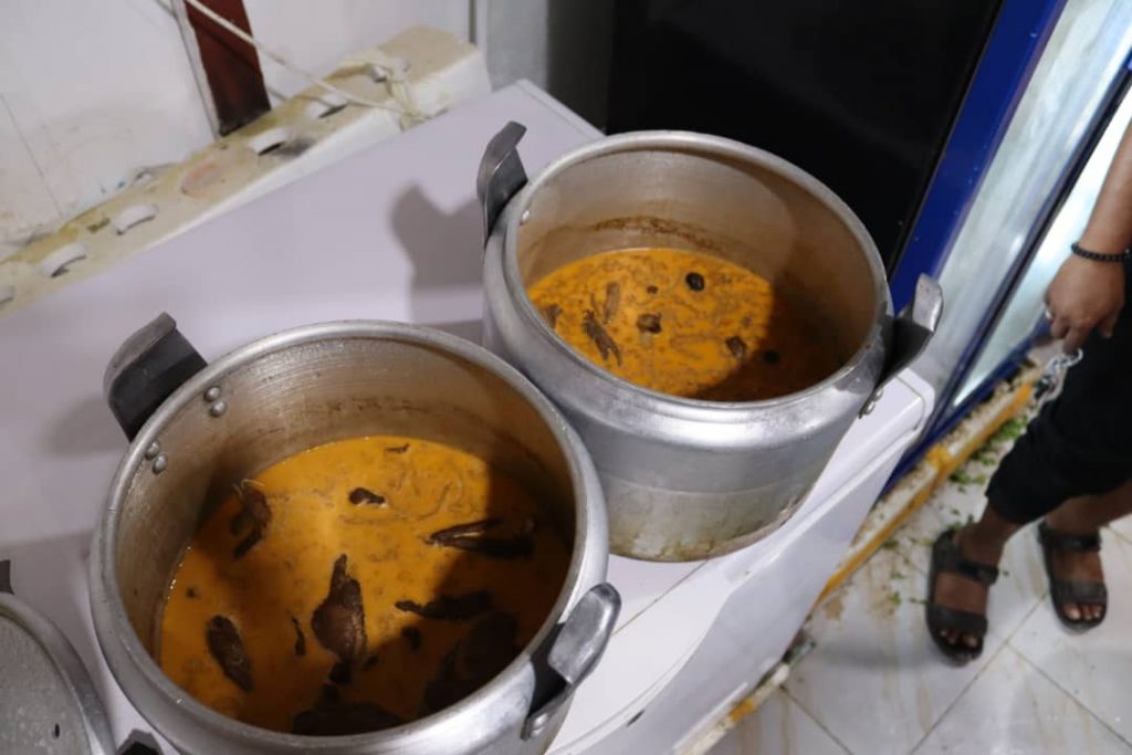 الإصحاح البيئي بساحل حضرموت يضبط عدد اربعة مطاعم و عدد أربعة صوالين بمدينة المكلا "شاهد الصور" الإصحاح البيئي بساحل حضرموت يضبط عدد اربعة مطاعم و عدد أربعة صوالين بمدينة المكلا "شاهد الصور"