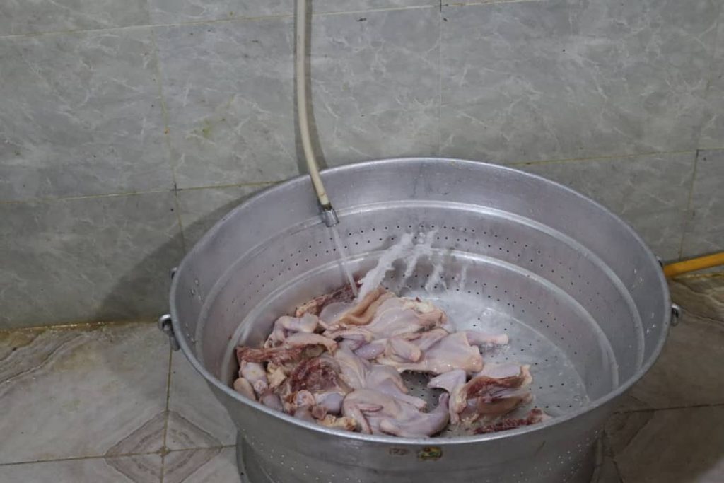 الإصحاح البيئي بساحل حضرموت يضبط عدد اربعة مطاعم و عدد أربعة صوالين بمدينة المكلا "شاهد الصور" الإصحاح البيئي بساحل حضرموت يضبط عدد اربعة مطاعم و عدد أربعة صوالين بمدينة المكلا "شاهد الصور"