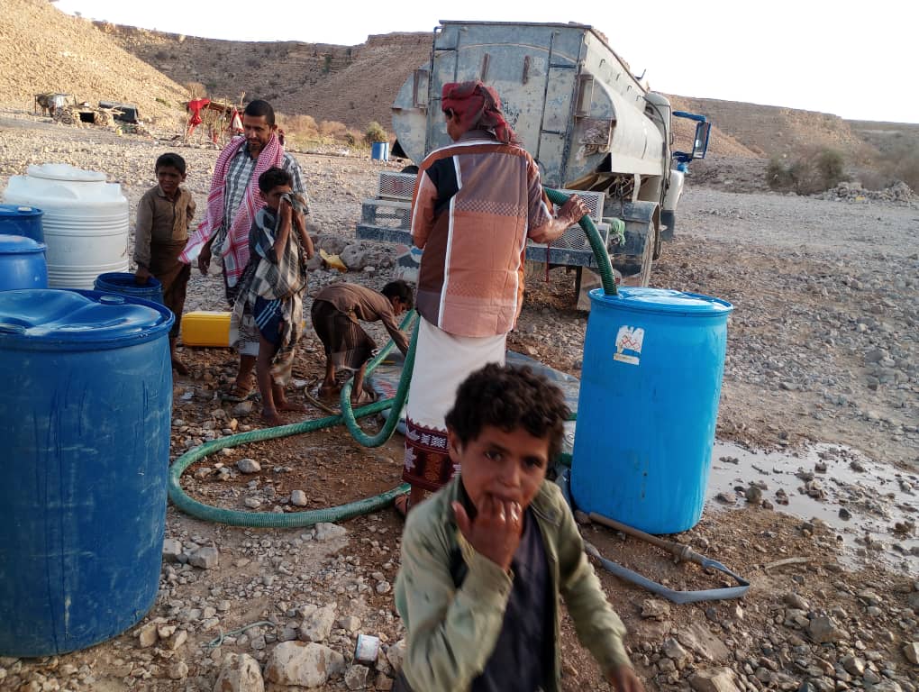 مؤسسة المعالي الخيرية التنموية بمديرية غيل بن يمين تنفذ مشروع سقيا الماء للبدو الرحل مؤسسة المعالي الخيرية التنموية بمديرية غيل بن يمين تنفذ مشروع سقيا الماء للبدو الرحل