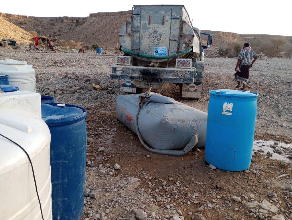 مؤسسة المعالي الخيرية التنموية بمديرية غيل بن يمين تنفذ مشروع سقيا الماء للبدو الرحل مؤسسة المعالي الخيرية التنموية بمديرية غيل بن يمين تنفذ مشروع سقيا الماء للبدو الرحل