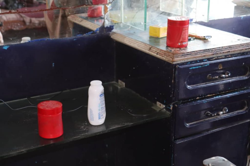 الإصحاح البيئي بساحل حضرموت يضبط عدد اربعة مطاعم و عدد أربعة صوالين بمدينة المكلا "شاهد الصور" الإصحاح البيئي بساحل حضرموت يضبط عدد اربعة مطاعم و عدد أربعة صوالين بمدينة المكلا "شاهد الصور"