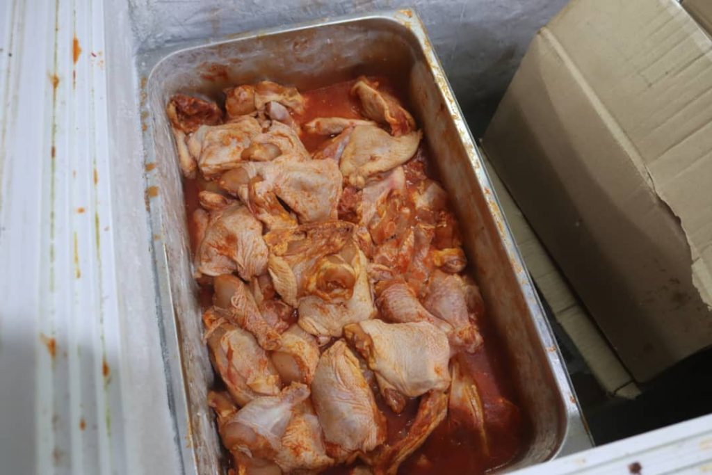 الإصحاح البيئي بساحل حضرموت يضبط عدد اربعة مطاعم و عدد أربعة صوالين بمدينة المكلا "شاهد الصور" الإصحاح البيئي بساحل حضرموت يضبط عدد اربعة مطاعم و عدد أربعة صوالين بمدينة المكلا "شاهد الصور"