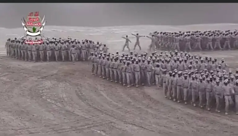 قوات العمالقة الجنوبية تشهد تخرج الدفعة الـ 52 من دورة التأهيل العسكري بعرض عسكري مهيب "صور" قوات العمالقة الجنوبية تشهد تخرج الدفعة الـ 52 من دورة التأهيل العسكري بعرض عسكري مهيب "صور"