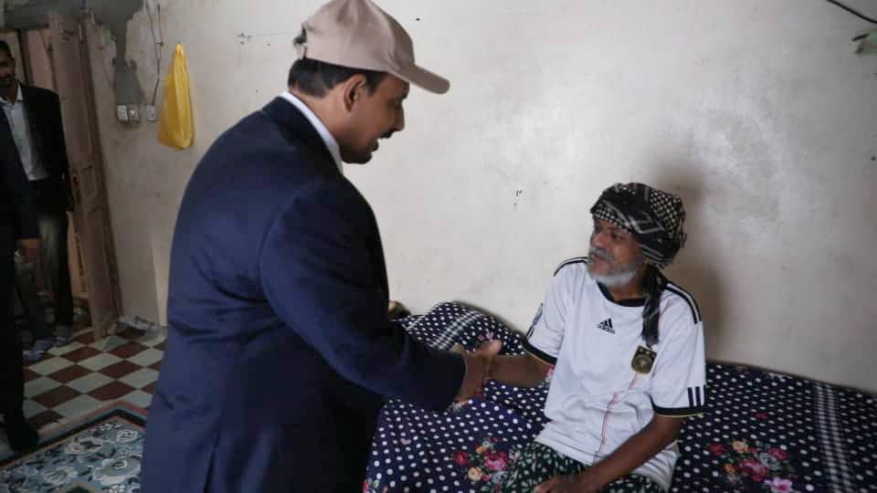 محافظ حضرموت يطمأن على صحة عامل النظافة "لطفي قنزل" ويؤكد تقدير السلطة المحلية والمجتمع لجهود مهندسي النظافة محافظ حضرموت يطمأن على صحة عامل النظافة "لطفي قنزل" ويؤكد تقدير السلطة المحلية والمجتمع لجهود مهندسي النظافة