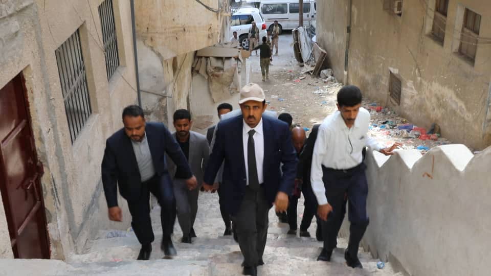 محافظ حضرموت يطمأن على صحة عامل النظافة "لطفي قنزل" ويؤكد تقدير السلطة المحلية والمجتمع لجهود مهندسي النظافة محافظ حضرموت يطمأن على صحة عامل النظافة "لطفي قنزل" ويؤكد تقدير السلطة المحلية والمجتمع لجهود مهندسي النظافة