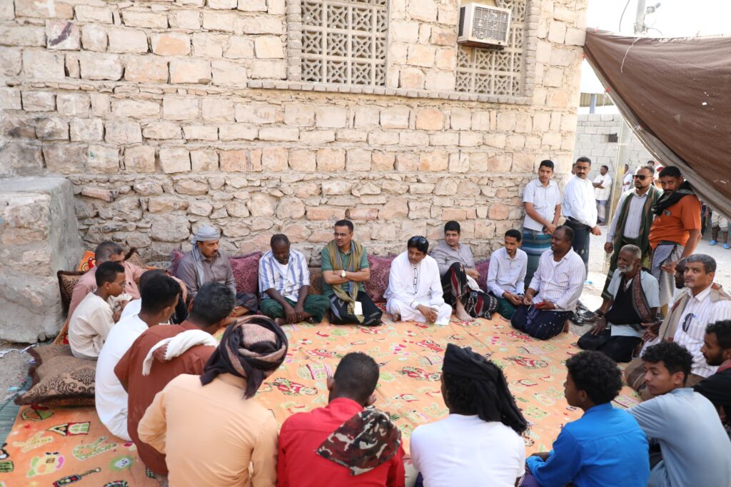 محافظ حضرموت يُقدّم واجب العزاء لأسرة الصيّاد عمر العمودي بمنزلهم بمنطقة خلف بالمكلا محافظ حضرموت يُقدّم واجب العزاء لأسرة الصيّاد عمر العمودي بمنزلهم بمنطقة خلف بالمكلا