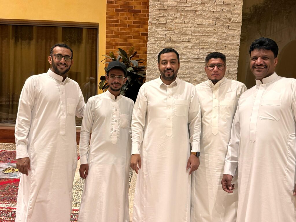 إقامة مأدبة إفطار وعشاء بمنزل المرحوم الشيخ أحمد باجنيد إقامة مأدبة إفطار وعشاء بمنزل المرحوم الشيخ أحمد باجنيد