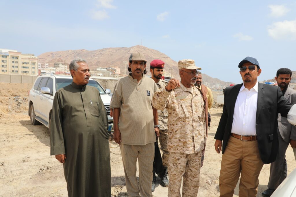 محافظ حضرموت يتفقّد عمليات الإزالة للعوائق الواقعة في المخطط العام للمرحلة الثانية لمشروع خور المكلا محافظ حضرموت يتفقّد عمليات الإزالة للعوائق الواقعة في المخطط العام للمرحلة الثانية لمشروع خور المكلا