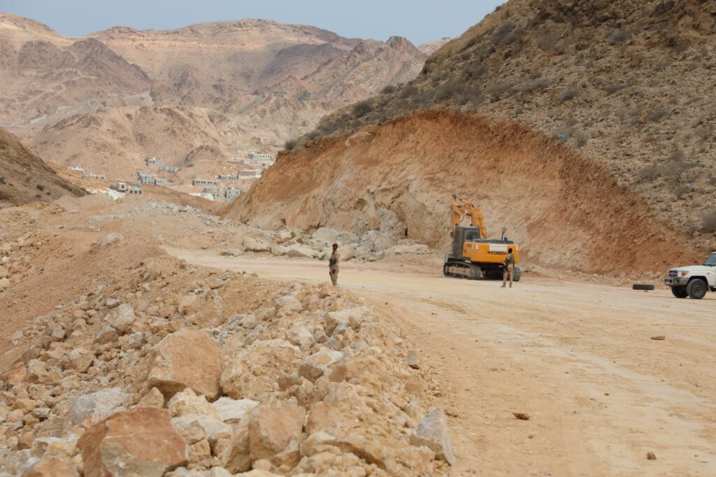 محافظ حضرموت يطلع على عمليات الشق والتمهيد لمشروع الدائري وسط محافظ حضرموت يطلع على عمليات الشق والتمهيد لمشروع الدائري وسط