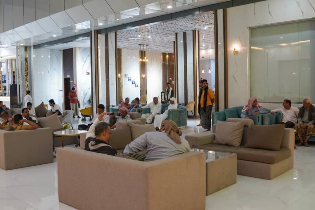 البحسني يؤكد على أهمية أن تضطلع الجامعات ومراكز الأبحاث والدراسات بدورها لتحليل ومعالجة القضايا والمشاكل في البلاد البحسني يؤكد على أهمية أن تضطلع الجامعات ومراكز الأبحاث والدراسات بدورها لتحليل ومعالجة القضايا والمشاكل في البلاد