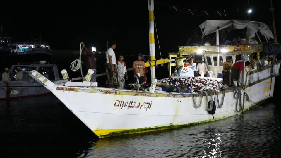 محافظ حضرموت يستقبل جثمان الصيّاد الشاب عمر العمودي بالمكلا محافظ حضرموت يستقبل جثمان الصيّاد الشاب عمر العمودي بالمكلا