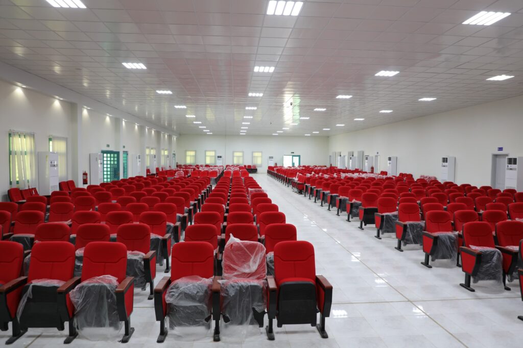 المحافظ بن ماضي يتفقد التجهيزات الأخيرة لمشروع الصالة الكبرى متعدّدة الاغراض بكلية طب جامعة حضرموت المحافظ بن ماضي يتفقد التجهيزات الأخيرة لمشروع الصالة الكبرى متعدّدة الاغراض بكلية طب جامعة حضرموت