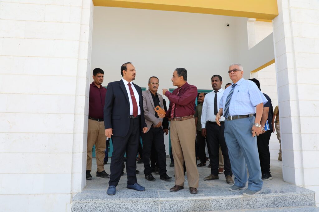 المحافظ بن ماضي يتفقد التجهيزات الأخيرة لمشروع الصالة الكبرى متعدّدة الاغراض بكلية طب جامعة حضرموت المحافظ بن ماضي يتفقد التجهيزات الأخيرة لمشروع الصالة الكبرى متعدّدة الاغراض بكلية طب جامعة حضرموت