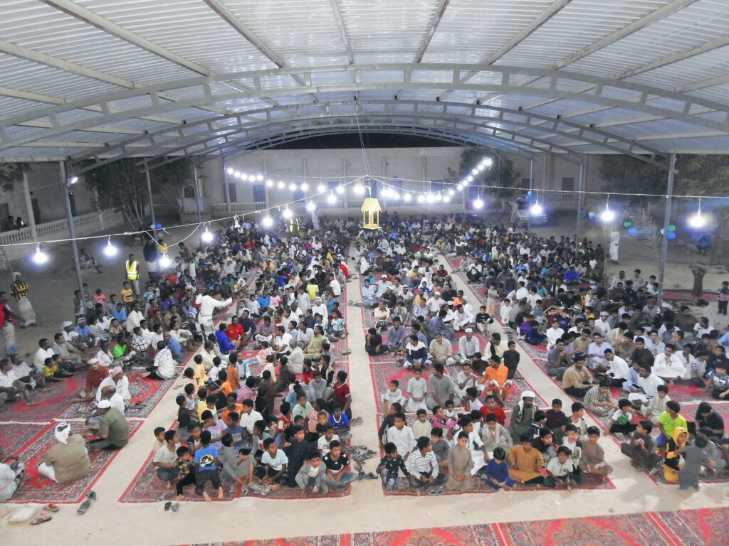 مجموعة شباب إسعاد منطقتنا بالتعاون مع مجموعة سواعد خير التطوعية تقيم الإفطار السنوي لأهالي حي السحيل بمنطقة بور م/سيئون مجموعة شباب إسعاد منطقتنا بالتعاون مع مجموعة سواعد خير التطوعية تقيم الإفطار السنوي لأهالي حي السحيل بمنطقة بور م/سيئون