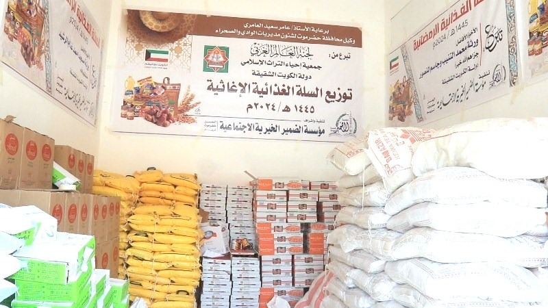 بتمويل من الاشقاء بدولة الكويت وتنفيذ مؤسسة الضمير الخيرية الاجتماعية .. الوكيل العامري يدشن مشروع توزيع السلة الغذائية بوادي حضرموت بتمويل من الاشقاء بدولة الكويت وتنفيذ مؤسسة الضمير الخيرية الاجتماعية .. الوكيل العامري يدشن مشروع توزيع السلة الغذائية بوادي حضرموت