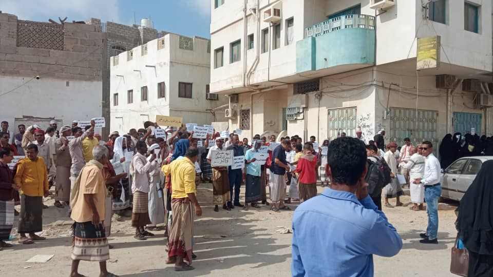 معلمو ساحل حضرموت ينتفضون للمطالبة بحقوقهم وينفذون وقفة احتجاجية أمام مبنى إدارة التربية بساحل حضرموت "شاهد الصور" معلمو ساحل حضرموت ينتفضون للمطالبة بحقوقهم وينفذون وقفة احتجاجية أمام مبنى إدارة التربية بساحل حضرموت "شاهد الصور"