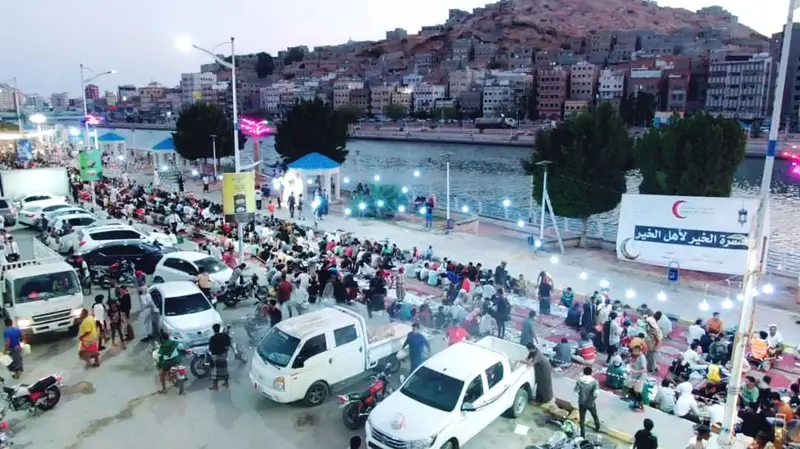 شاهد بالصور .. الهلال الأحمر الإماراتي ترعى إقامة أطول سفرة إفطار صائم في المكلا بحضرموت شاهد بالصور .. الهلال الأحمر الإماراتي ترعى إقامة أطول سفرة إفطار صائم في المكلا بحضرموت