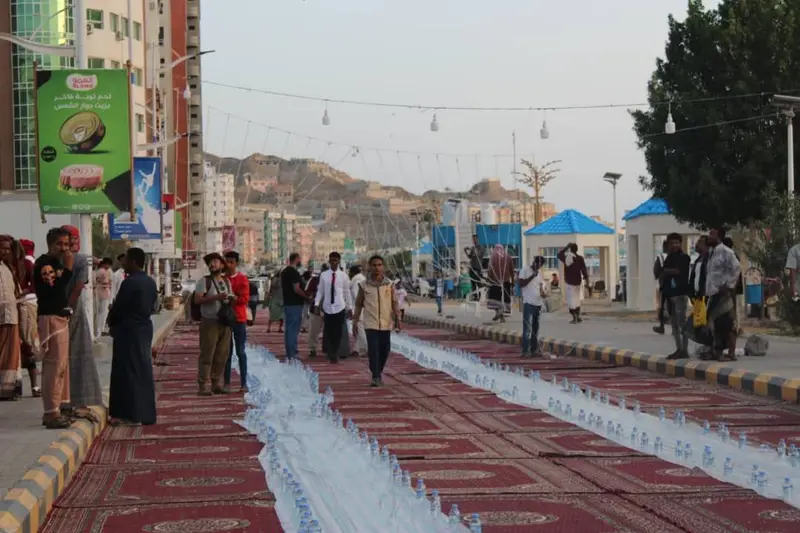 شاهد بالصور .. الهلال الأحمر الإماراتي ترعى إقامة أطول سفرة إفطار صائم في المكلا بحضرموت شاهد بالصور .. الهلال الأحمر الإماراتي ترعى إقامة أطول سفرة إفطار صائم في المكلا بحضرموت