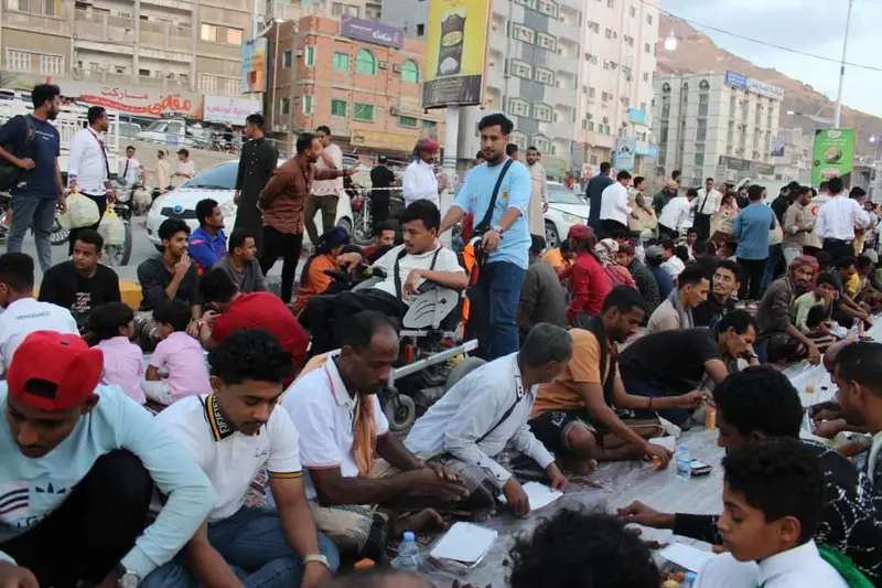 شاهد بالصور .. الهلال الأحمر الإماراتي ترعى إقامة أطول سفرة إفطار صائم في المكلا بحضرموت شاهد بالصور .. الهلال الأحمر الإماراتي ترعى إقامة أطول سفرة إفطار صائم في المكلا بحضرموت