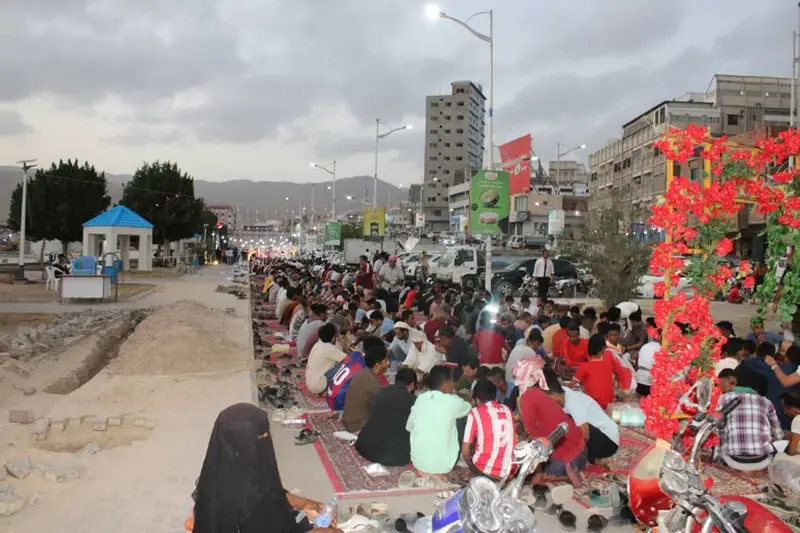 شاهد بالصور .. الهلال الأحمر الإماراتي ترعى إقامة أطول سفرة إفطار صائم في المكلا بحضرموت شاهد بالصور .. الهلال الأحمر الإماراتي ترعى إقامة أطول سفرة إفطار صائم في المكلا بحضرموت