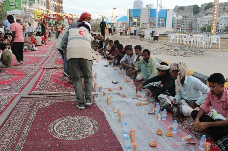 شاهد بالصور .. الهلال الأحمر الإماراتي ترعى إقامة أطول سفرة إفطار صائم في المكلا بحضرموت شاهد بالصور .. الهلال الأحمر الإماراتي ترعى إقامة أطول سفرة إفطار صائم في المكلا بحضرموت