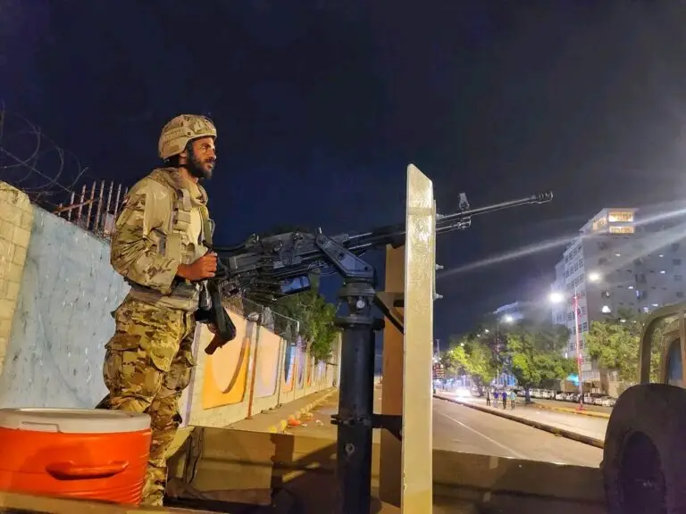 من اجل تأمين احتفالات المواطنين بعيد الفطر المبارك .. قوات العاصفة الرئاسية تنفذ انتشار أمني في العاصمة عدن "شاهد الصور" من اجل تأمين احتفالات المواطنين بعيد الفطر المبارك .. قوات العاصفة الرئاسية تنفذ انتشار أمني في العاصمة عدن "شاهد الصور"