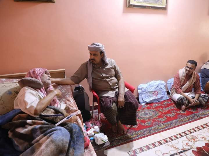 محافظ حضرموت ووزير المالية يطمئنان على صحة الأستاذين عوض حاتم وعبدالعزيز باسعد محافظ حضرموت ووزير المالية يطمئنان على صحة الأستاذين عوض حاتم وعبدالعزيز باسعد
