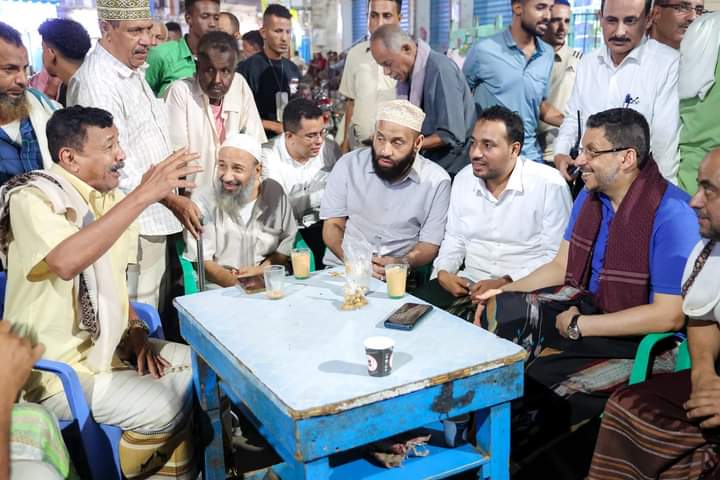 رئيس الوزراء يقوم بجولة ميدانية في عدد من أحياء وشوارع مدينة المكلا رئيس الوزراء يقوم بجولة ميدانية في عدد من أحياء وشوارع مدينة المكلا